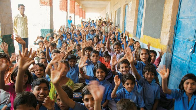 भारत की स्कूली शिक्षा की हकीकत : सरकारी स्कूल का खर्च ₹2,863 है तो प्राइवेट स्कूल में यह ₹25,002 तक है यानी दस गुना. शहरी स्कूल के कोर्स फीस का औसत ₹15,143, जबकि ग्रामीण में यह ₹3,979.