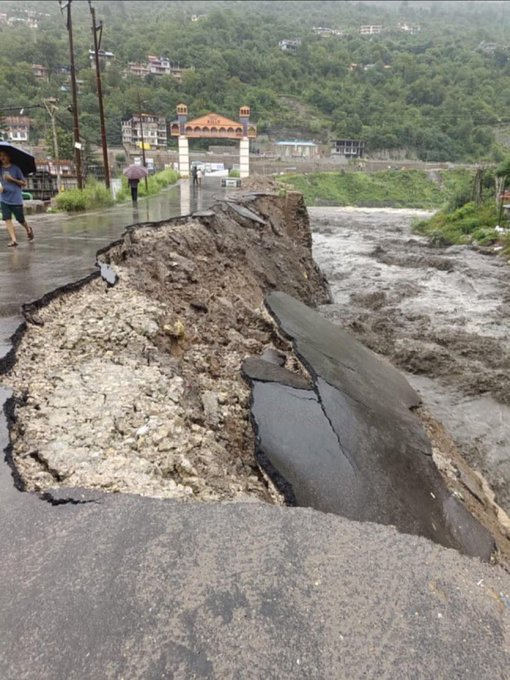 ऑल वेदर चौड़ी सड़कों और टूटी पहाड़ी ढलानों के बीच पहाड़ हमें चेतावनी दे रहे हैं-अब ठहर जाओ।**